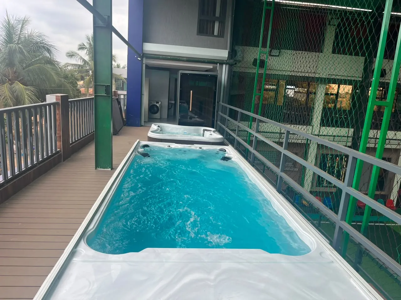 Bassin d’hydromassage de l’espace bien-être METROPOLIS