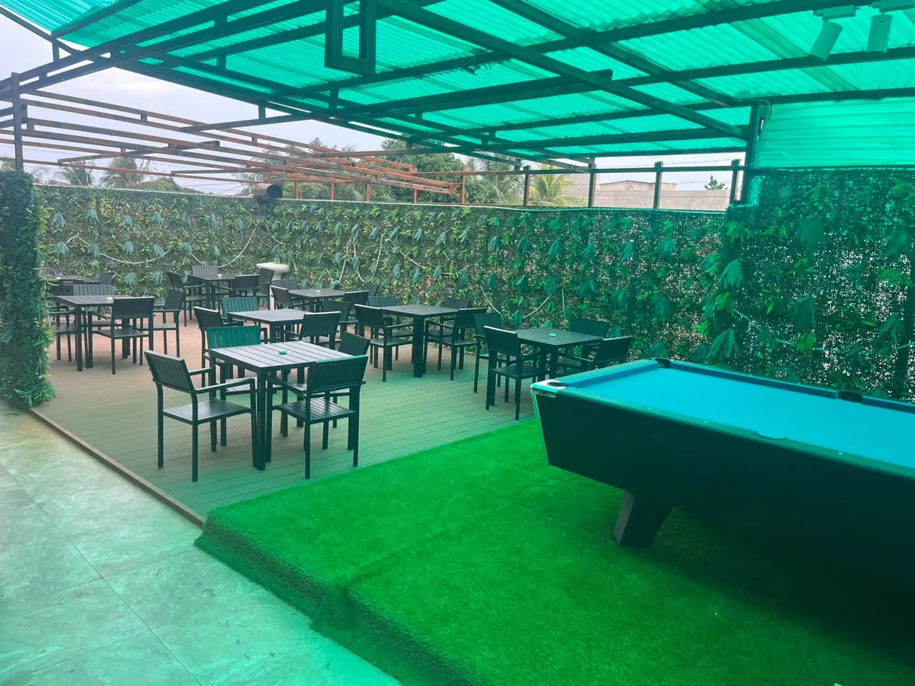 Billard installé dans l’espace terrasse de METROPOLIS