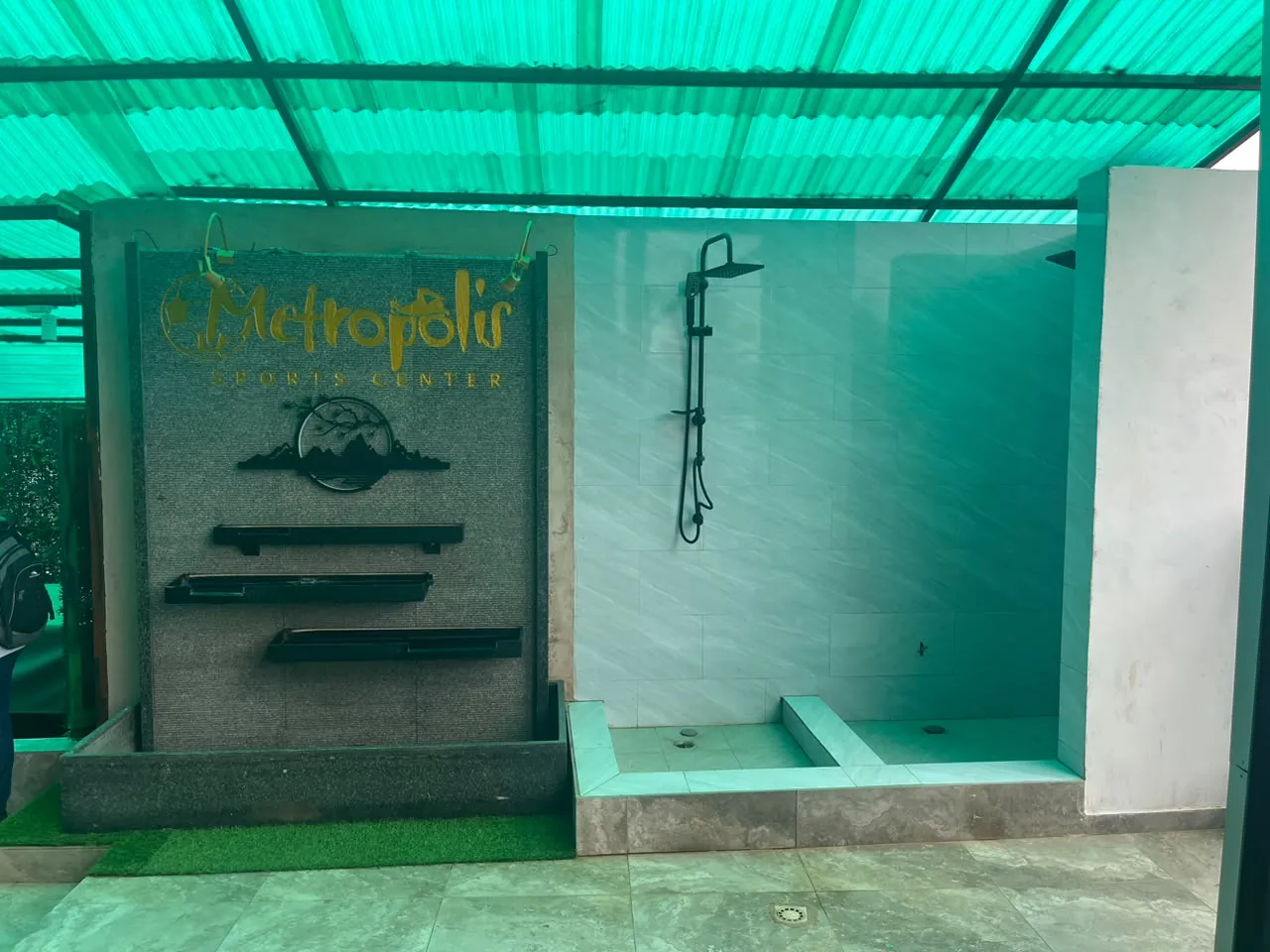 Espace douche et détente de la zone bien-être METROPOLIS