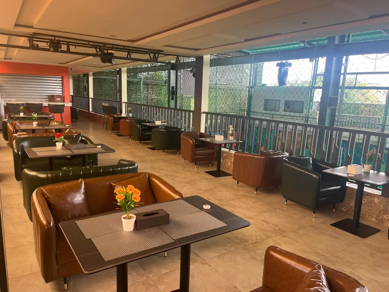 Salle intérieure du restaurant et lounge METROPOLIS