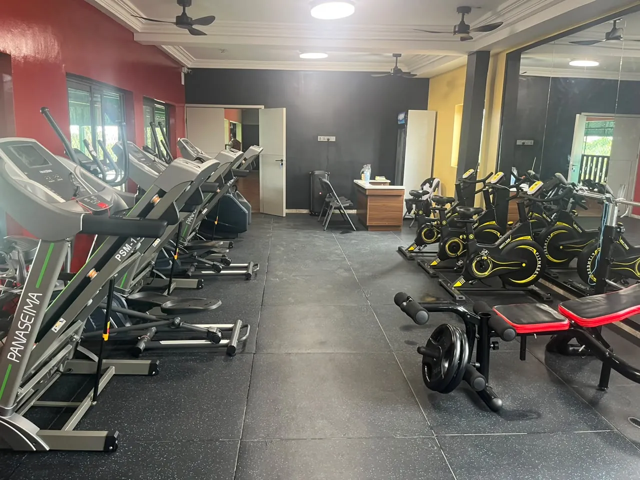 Équipements de musculation dans la salle de sport METROPOLIS