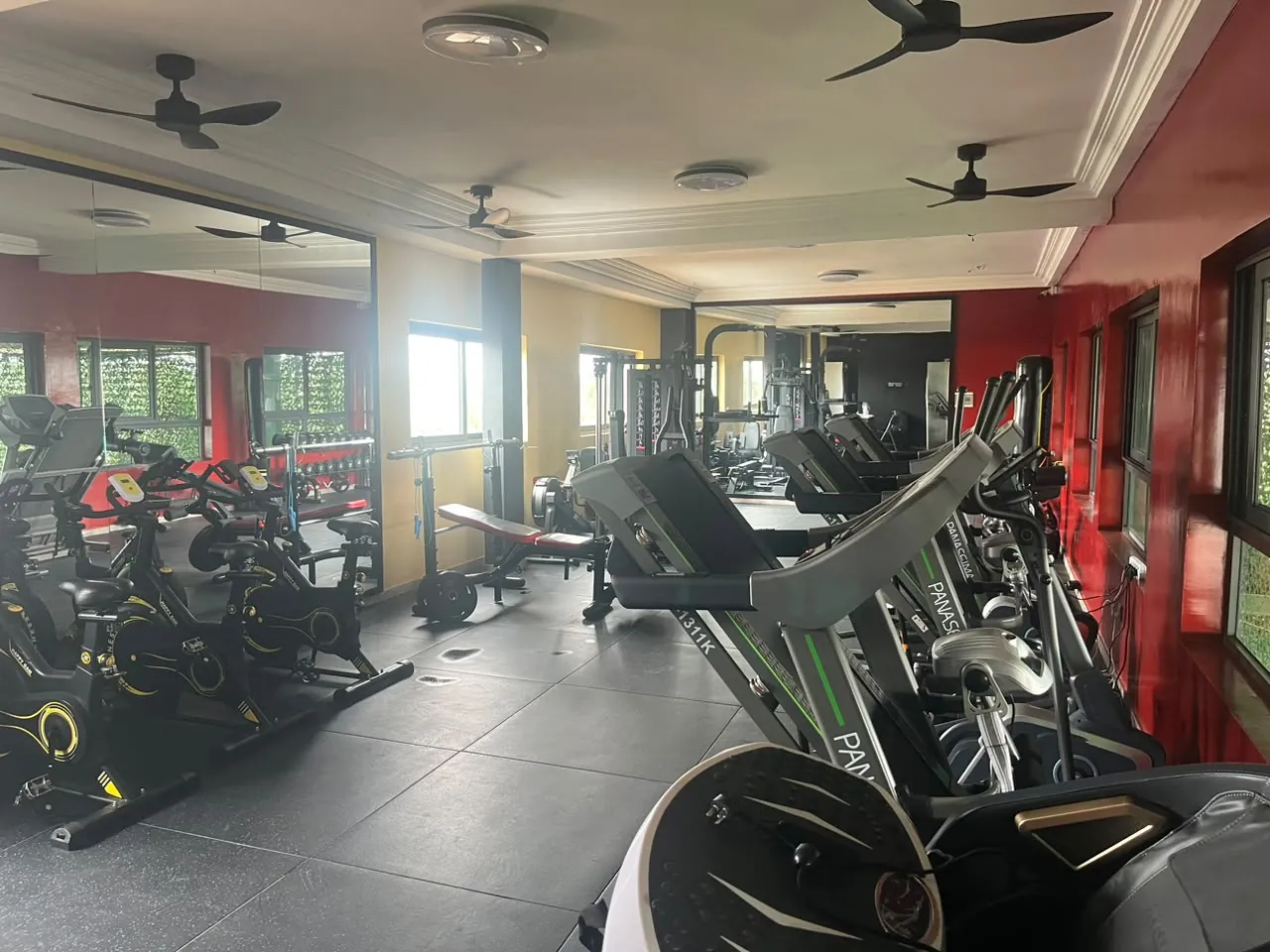 Machines et poids libres de la salle de sport METROPOLIS