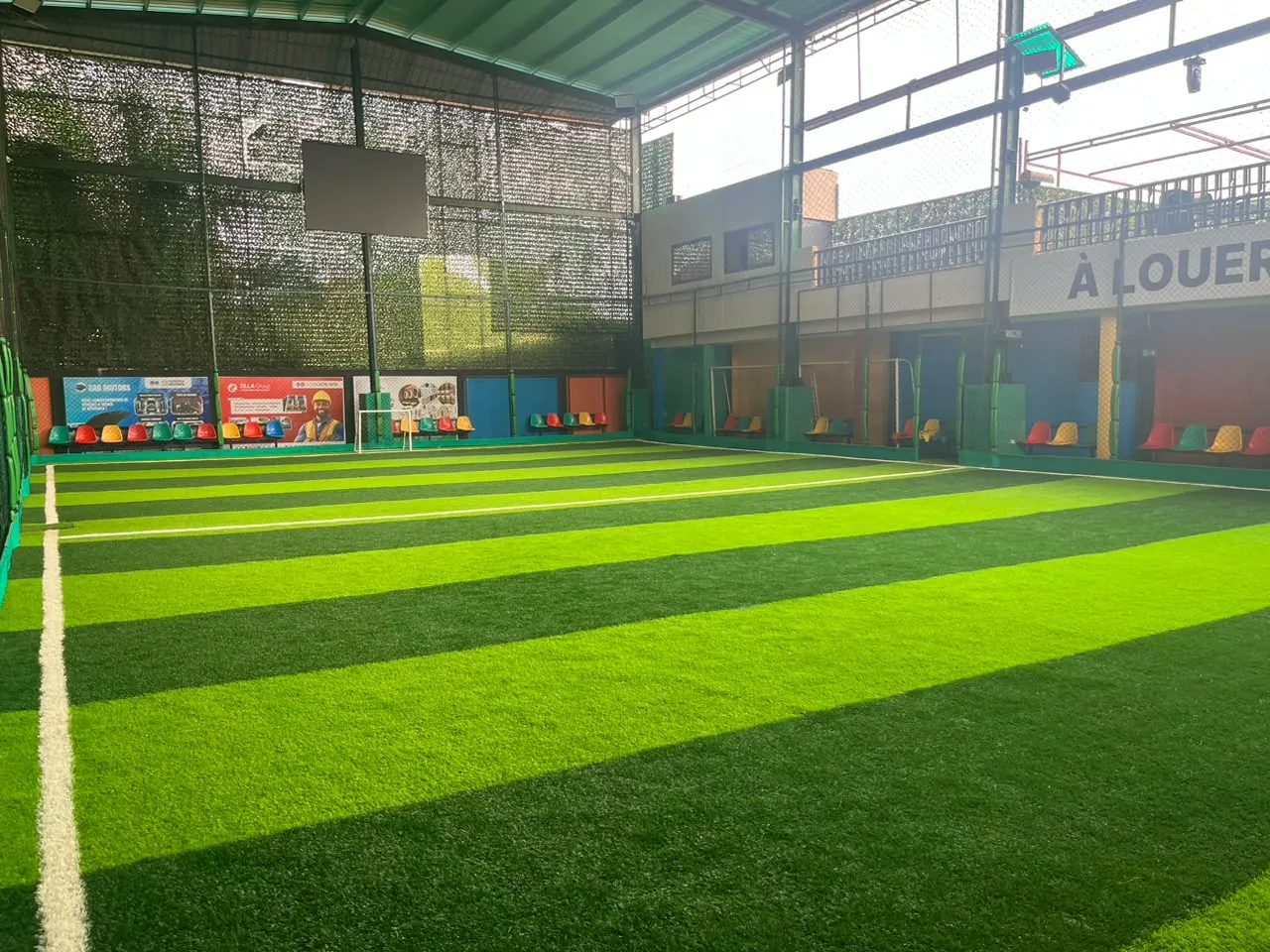 Vue large du terrain de football synthétique couvert