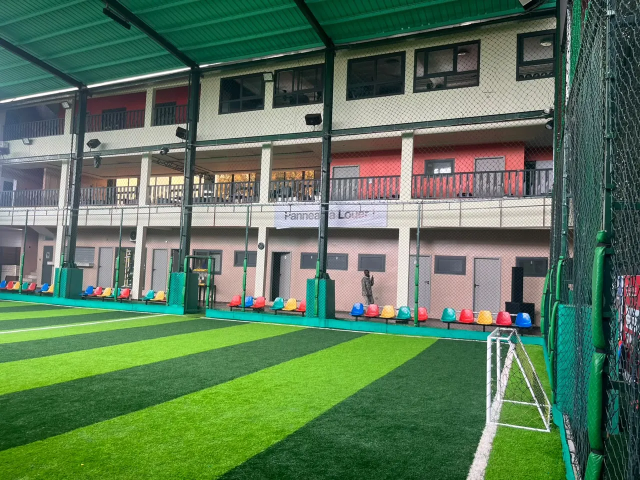 Terrain de football synthétique avec le bâtiment METROPOLIS en arrière-plan
