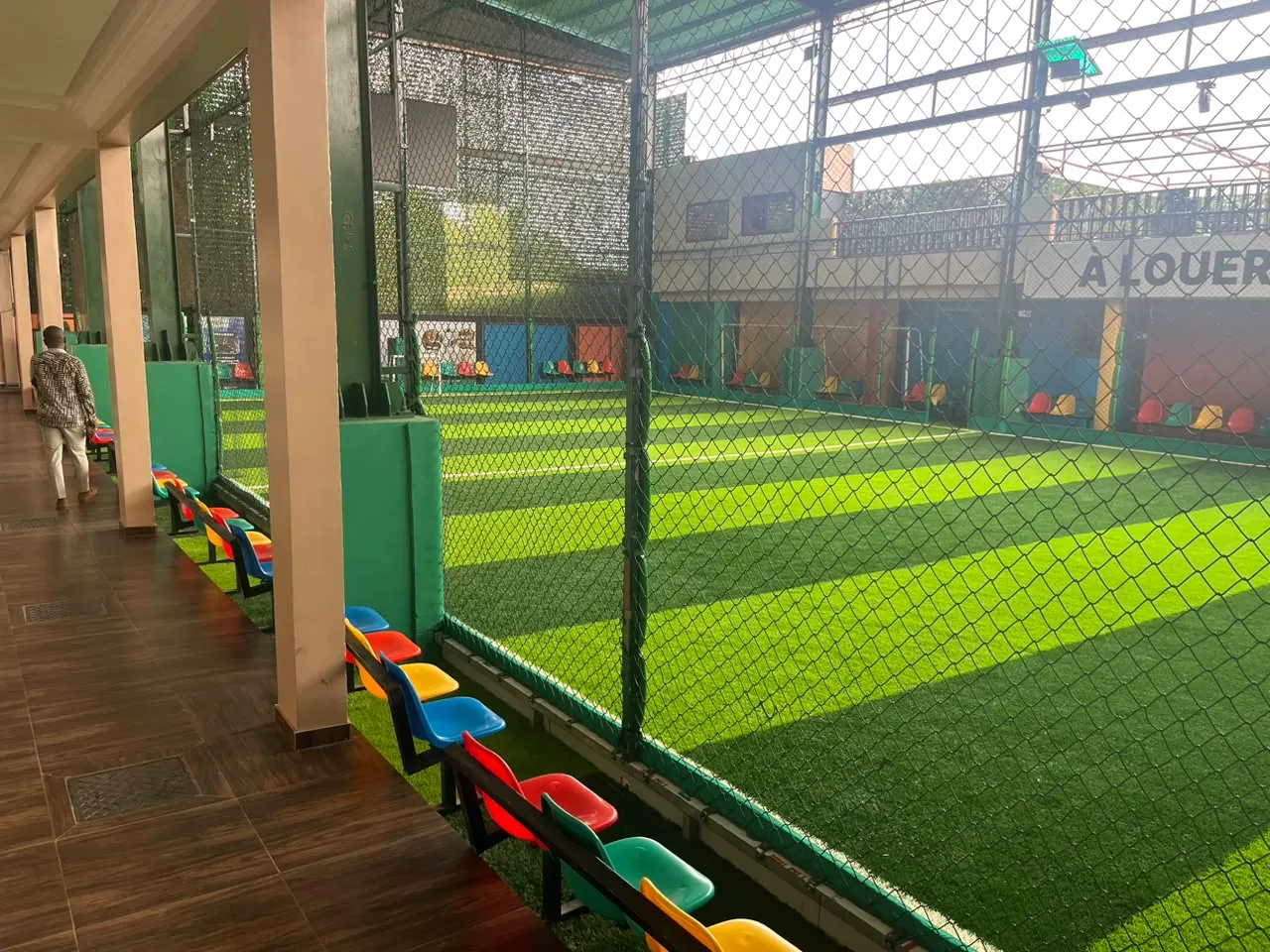 Vue latérale du terrain de football de METROPOLIS