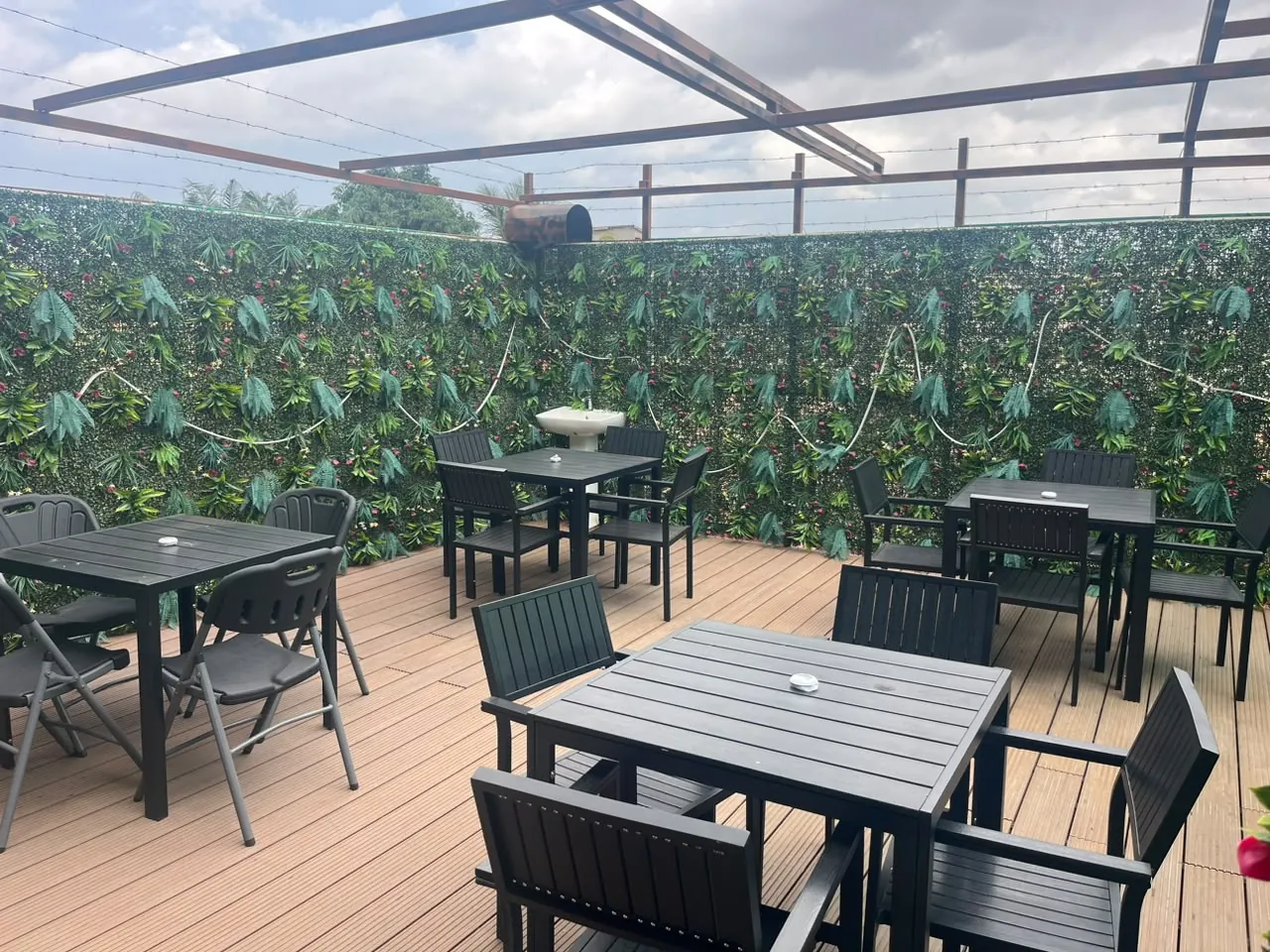 Terrasse extérieure aménagée de METROPOLIS